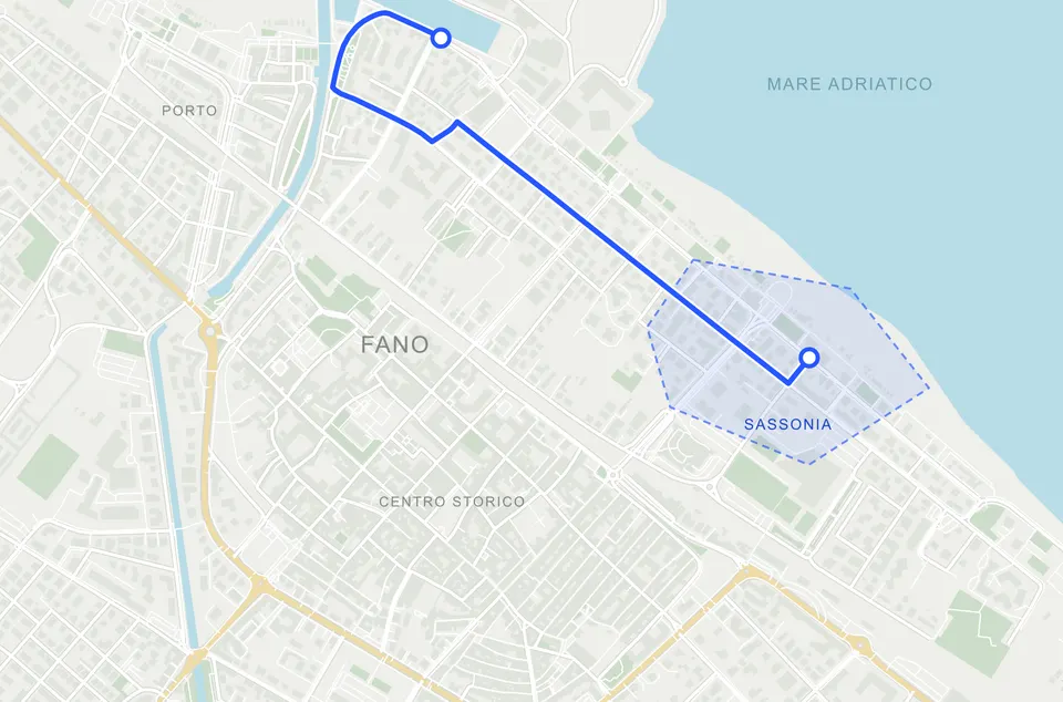 Mappa di Fano con percorso su strade reali dal porto verso Sassonia e geofence dimostrativo